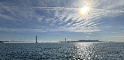 明石海峡大橋と淡路島